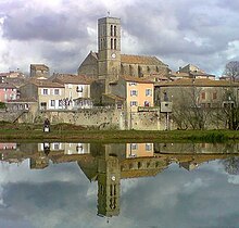 Bestand:Trèbes,_église_et_son_reflet_dans_l'Aude..JPG