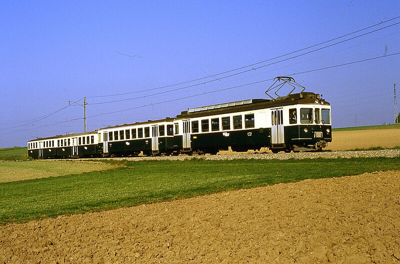 File:Trains Lausanne Echallens Bercher (Suisse).jpg