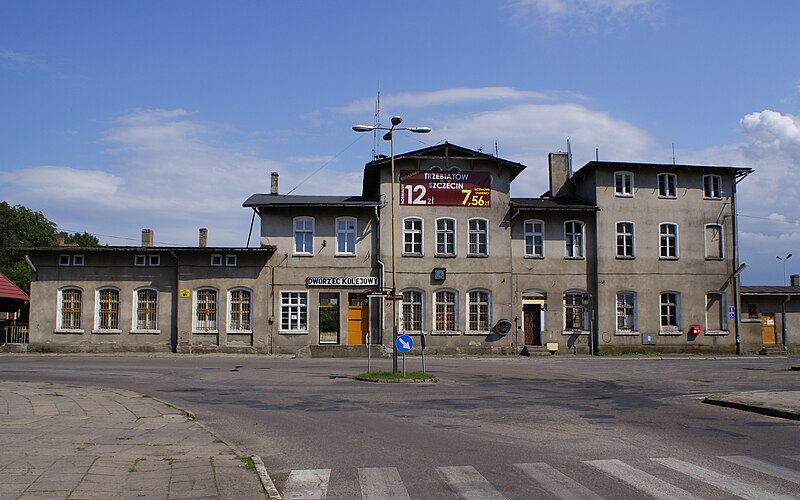 File:Trzebiatow railway station 2009-07.jpg