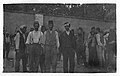 İngiliz kuvvetleri tarafından İzmit'te yakalanan Türk esirler. Ön tarafta birlikte duran üç adam, elebaşı olmakla suçlandı ve daha sonra 1920 haziranında infaz edildiler.