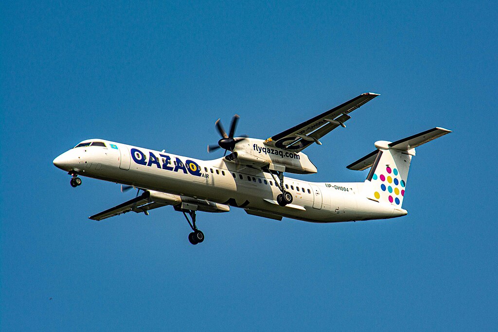 File:UP-DH004 Флот QAZAQ AIR.jpg - Wikipedia