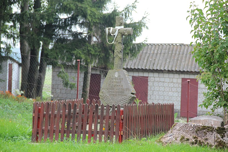 File:Uhrusk, cmentarz wokół cerkwi, z poł. XIX w., jedyny zachowany nagrobek.JPG