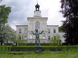 Den ældste del af Ulleråkers Sygehus med en skulptur af Astri Taube i forgrunden.