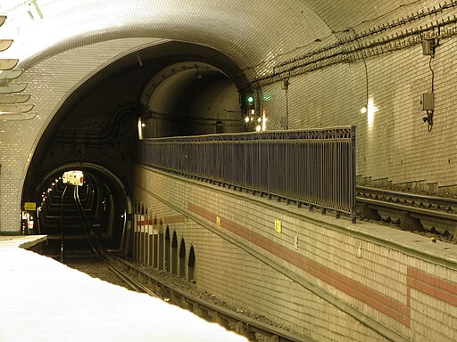 Unusual track configuration at Mirabeau (2)