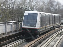 Vue d'une rame VAL 206 du métro de Lille arrivant dans une station aérienne.