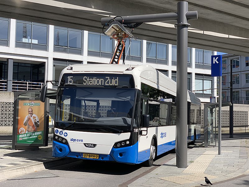 File:VDL bus GVB, lijn 15, opladen op station Sloterdijk foto 2.JPG