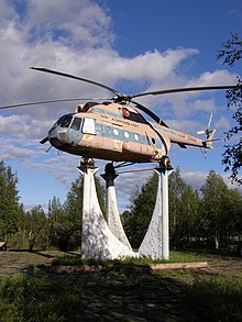 Вертолёт Ми-8 на постаменте рядом со зданием аэропорта