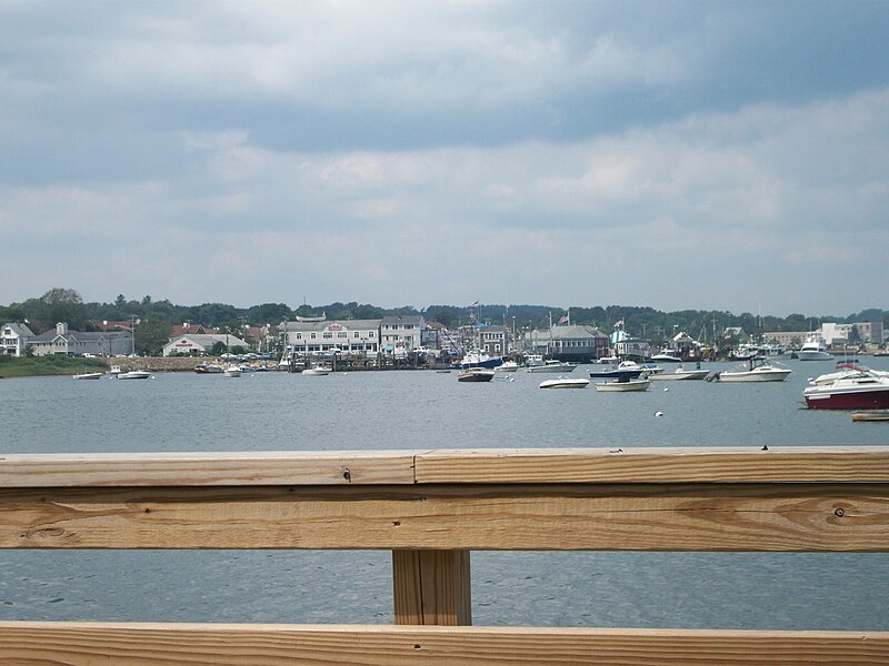 File:View from Mayflower II to Plymouth Harbor Tavern on the Warf.jpg