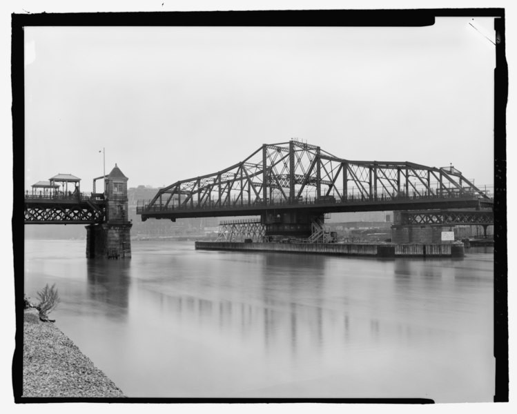 File:View looking south from Bronx (east) bank showing masonry approach ramp from Landing (exterior) Street. (Dec. 23, 1988) - University Heights Bridge, Spanning Harlem River at HAER NY,31-NEYO,178-5.tif