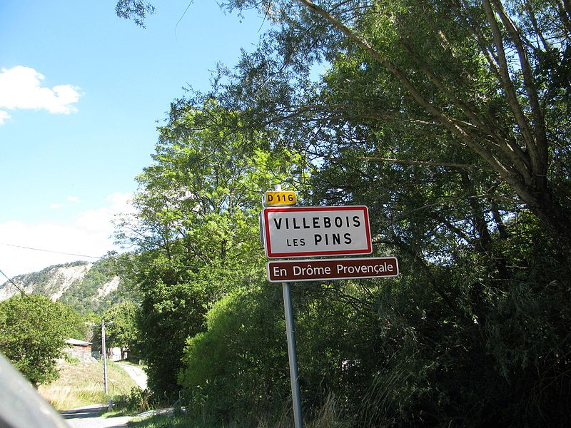 File:Villebois-les-Pins Panneau routier.jpg