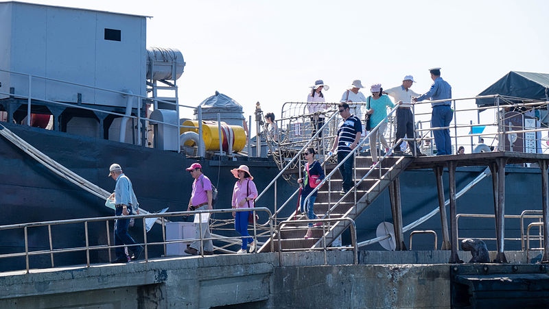 File:Visitors Leaving ROCN Chong Bang (LST-230) by Gangway 20141123.jpg