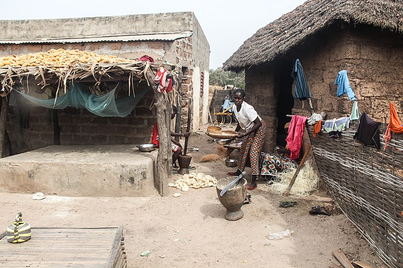 File:Vrouw aan het werk in het huishouden in Senegal.jpg
