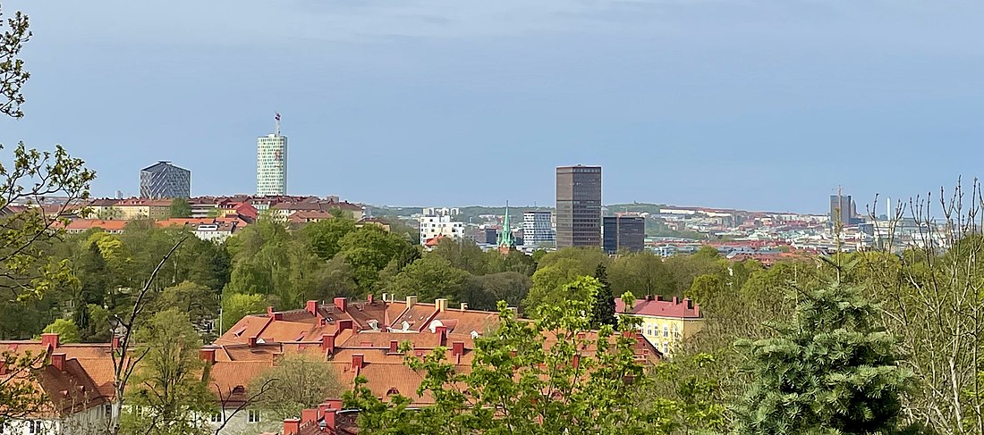 Vy från Strömmensberg mot sydväst och Gårda. Här syns i förgrunden landshövdingehusen i Bagaregården. Mot horisonten märks fyra höghus - från vänster: Kineum (2022), Citygate (2022), Gårda Vesta (2021) och Clarion Hotel Draken (2023).