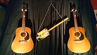 2 guitares de marque Seagull et la cigar box.