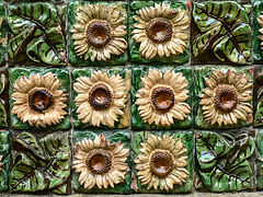 Motivo ornamental con flores de xirasol.