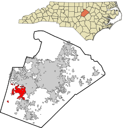 ノースカロライナ州における（上図）と、同郡におけるアペックス町の位置（赤色）