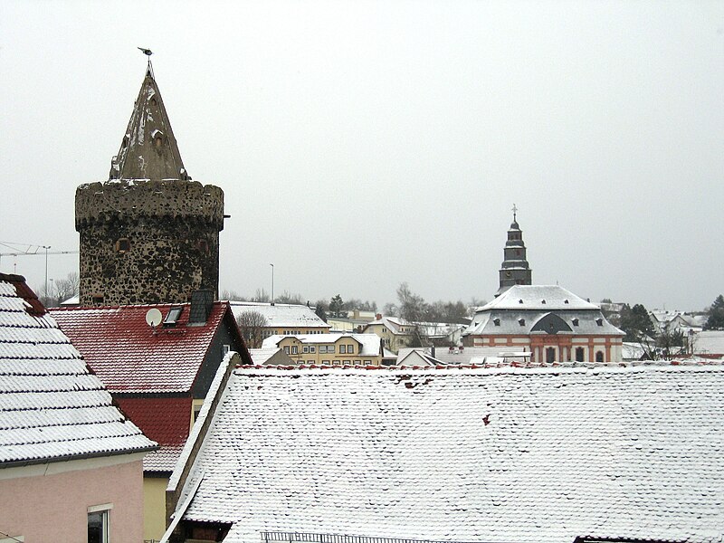 File:Weißer Turm und Ev.-ref. Kirche in Wölfersheim im Winter.jpg