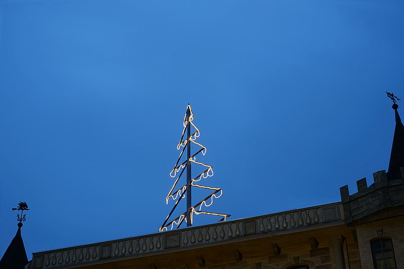 File:Weihnachtsbaum Gebäude Jens Bretschneider Internationale und Handelsagentur GmbH 20191208 002.jpg