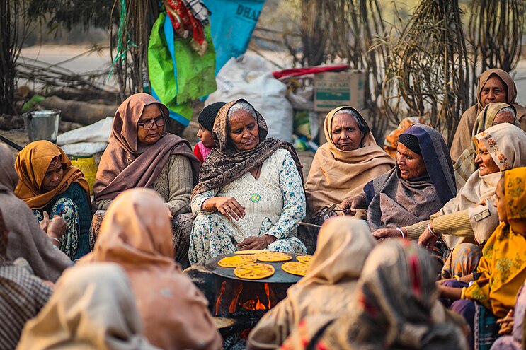Women making rotis for langar at the Indian Farmers' Protest at Tikri Border Photographer: Ravan Khosa