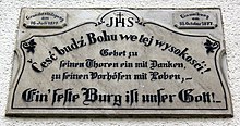 Zweisprachige Tafel an der Weigersdorfer Kirche
