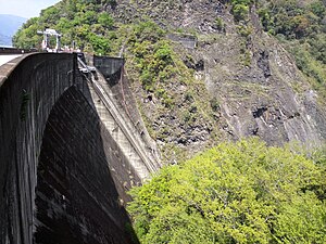 雾社水库大坝侧面