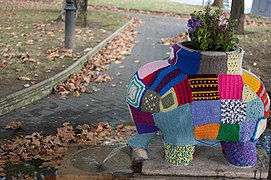 Yarn bombing aviles spain 2012.jpg