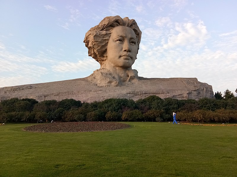 File:Young Mao Zedong statue 5.jpg