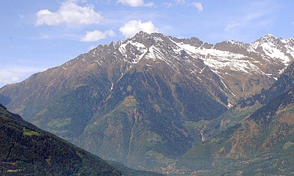 Zielspitze mit Wasserfall unterhalb im Zieltal. description with annotations, mountains above Partschins