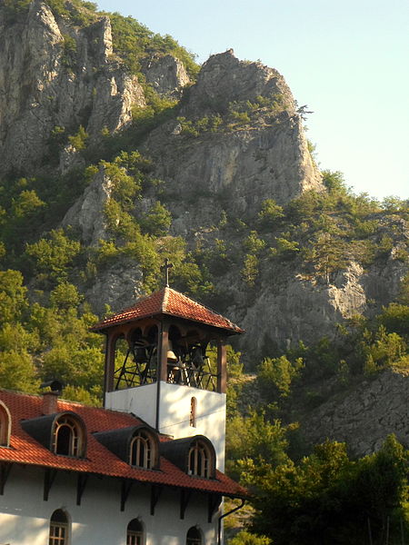 File:Zvonik manastira Dobrun.JPG