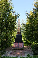 Красненьке, Пам’ятник 154 воїнам – односельчанам загиблим на фронтах ВВВ, біля школи.jpg