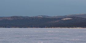 Вид на гору Крутой Ключ (в центре, на горизонте) с озера Тургояк зимой