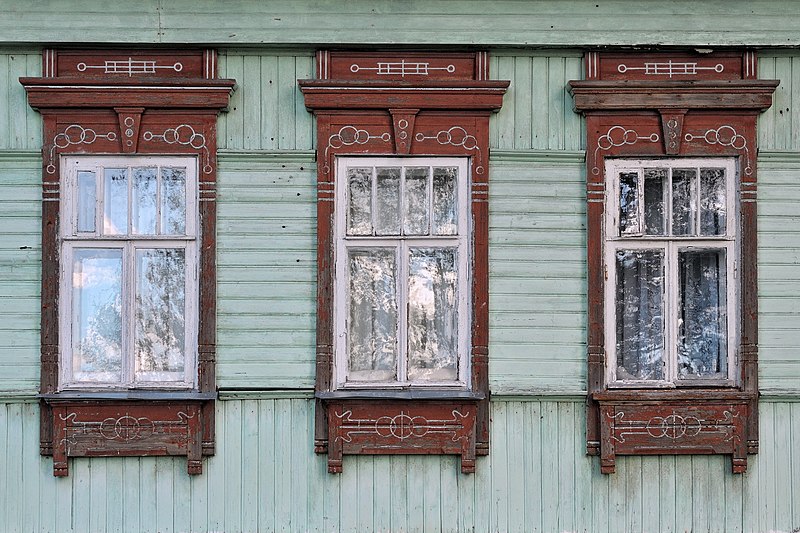 File:Особняк городской в Тутаеве, окна фасада.jpg