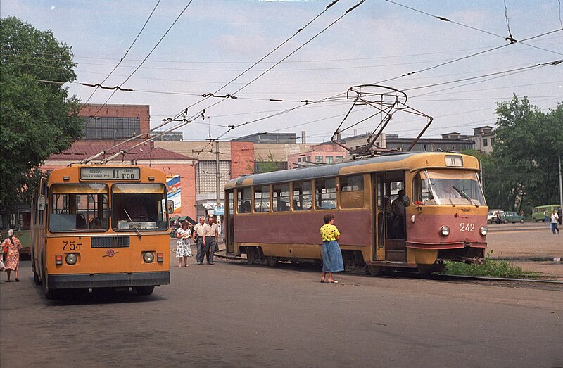 File:Троллейбус на Циолковского.jpg