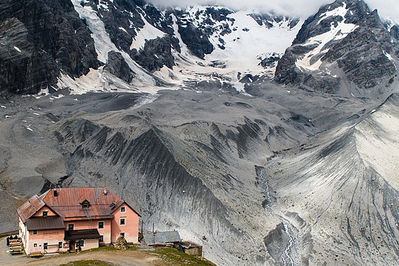 Schutzhütte (Schaubachhütte) in den Ortler-Alpen Mountain hut (Schaubachhütte) in the Ortler Alps