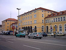 Das Empfangsgebäude des Regensburger Hauptbahnhofs auf der Innenstadt-zugewandten Nordseite (2004)