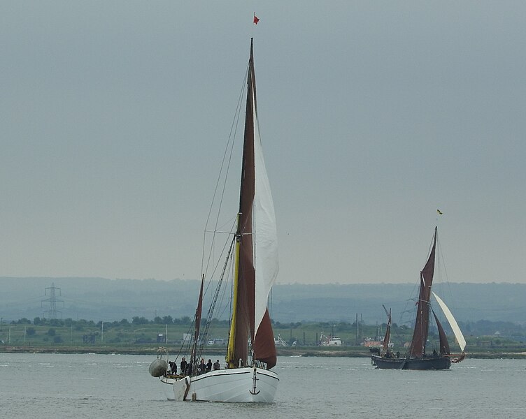 File:110th Medway barge match SB Niagara 9072.jpg