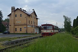 Osobní vlak stojící v Dobrušce, kde trať končí