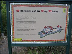 Tafel des Lehrpfades in der Burg mit rekonstruierter Darstellung der Burg im intakten Zustand