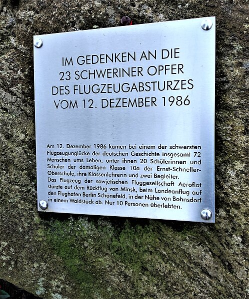 File:1986 Gedenktext für Schweriner Flugzeugabsturzopfer.jpg