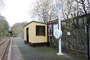 2013 bei Coombe Junction Halt - Blick nach Norden entlang der Plattform.jpg