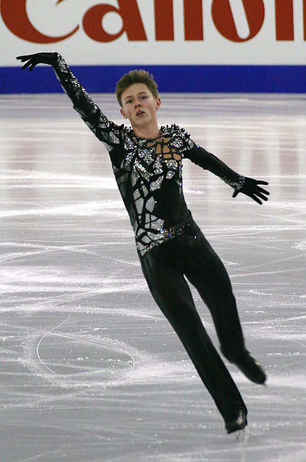 aaron (center) at the 2014–15 Grand Prix of Figure Skating Final podium.