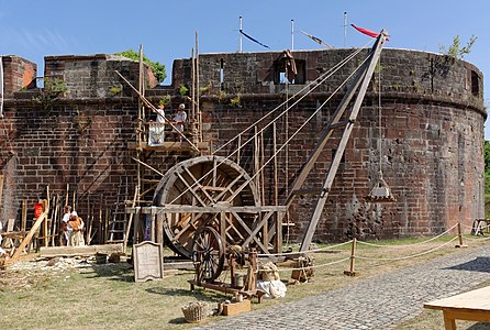 1 Historik-ends, animations à la citadelle de Belfort, samedi 11 et dimanche 12 juillet 2015 : Bâtisseurs médiévaux & Guerriers d'Avalon, à la tour des Bourgeois : grue médiévale (Département du Territoire de Belfort - Coordonnées : 47° 38′ 17″ N, 6° 52′ 02″ E)