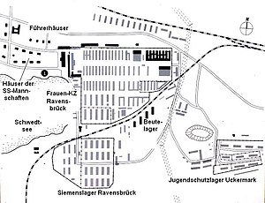 Die grafische Darstellung zeigt einen kartografischen Ausschnitt, bei dem die Nähe des KZ Uckermark sichtbar ist. Er wird durchtrennt von der Eisenbahnliene, die zum Siemenslager führt, das direkt an das KZ Ravensbrück angrenzte.