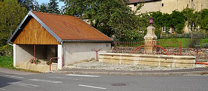 Le lavoir et une fontaine.