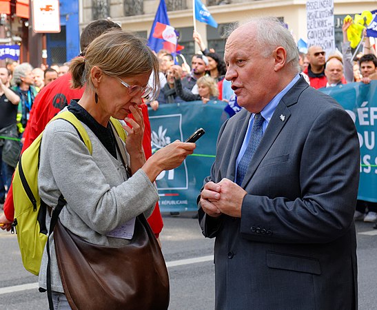 François Asselineau est questionné par une journaliste.