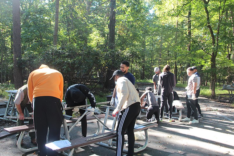 File:2021 National Public Lands Day at Greenbelt Park MD with Howard University volunteers (1a30d957-ffb1-4591-9737-49e11fe88597).JPG