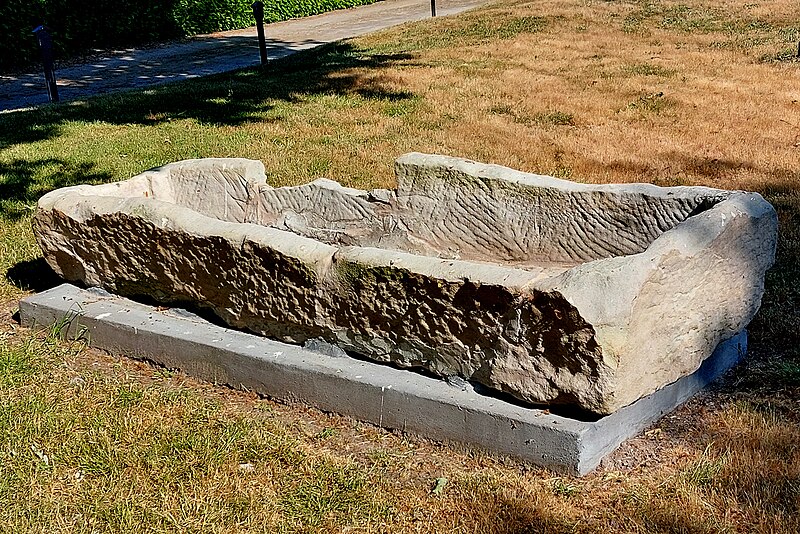 File:2023 Gersleat, 11e-iuwske sânstiennen sarkofaach op it hôf.jpg