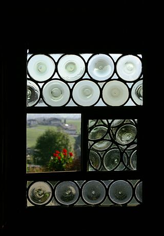 <span class="mw-page-title-main">Crown glass (window)</span> Early type of window glass