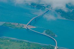 Letecký pohled na most San Juanico Bridge.jpg