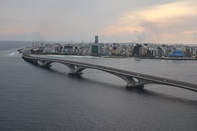 Vue aérienne du pont de Sinamaléavec Malé en arrière-plan.